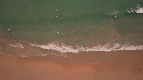 Los surfistas toman una ola al atardecer