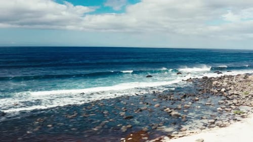 Ondas em uma praia rochosa