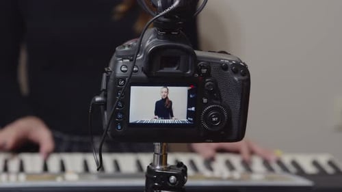 Músico tocando en un sintetizador, Concepto de transmisión en vivo, Clases de piano en línea