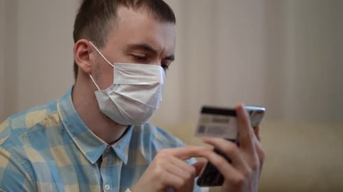 Mann mit Maske online einkaufen mit Kreditkarte