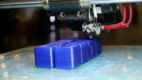 Der moderne 3D-Drucker in der Fabrik druckt ein Kunststoffprodukt