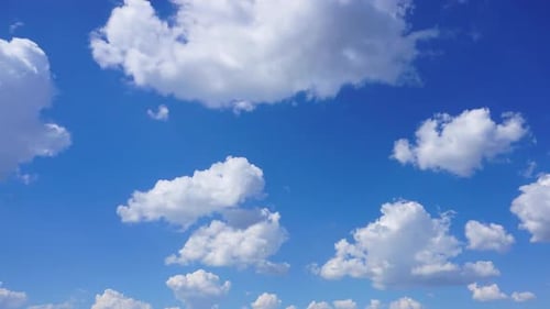 Timelapse avec de beaux nuages en mouvement