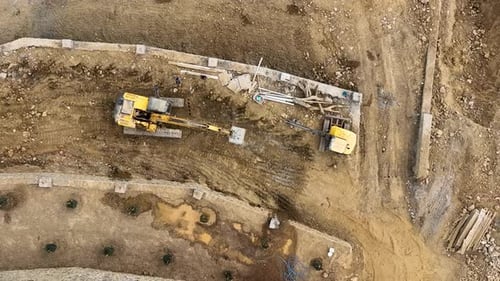 Los agricultores construyen un jardín de aguacates en las montañas vista aérea 4 K