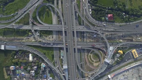Vue aérienne de l'échangeur autoroutier avec une circulation urbaine très fréquentée qui accélère sur la route