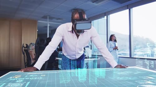Animation eines Geschäftsmannes, der ein VR-Headset mit einem 3D-Plan auf einem Tisch trägt