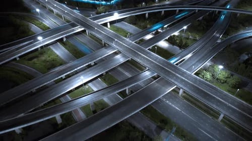 Vue aérienne d'un mouvement rapide au-dessus de l'échangeur et de la route à plusieurs jonctions