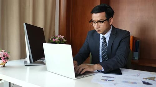Geschäftsmann, der Analysen durchführt und Geschäftsprojekt im Büro plant.