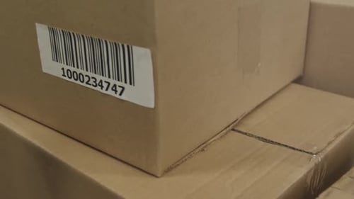 Digitalizando um código de barras em uma caixa em um depósito