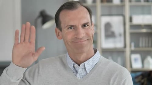 Hallo Mann mittleren Alters winkt Hand zur Begrüßung