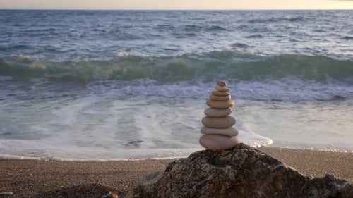 Konzept von Balance und Harmonie - Stone Stacks on the Beach