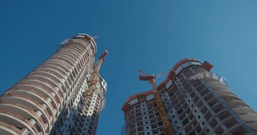 Time Lapse de las grúas trabajando en una obra de construcción