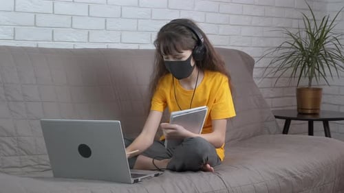 Adolescente que estudia en línea en cuarentena en casa