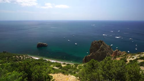 Panoramaaufnahme der Meereslandschaft mit kristallklarem azurblauem Meer und felsigen Küsten