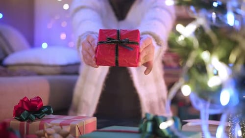 Asiatisches weibliches Handgeschenk zum Versenden von Geschenken in roter Farbe
