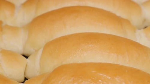 Rouleaux de croissant cuits à la maison, gros plan, vidéo 4K 2160p UHD - Pâte savoureuse, rouleaux de croissant en gros plan