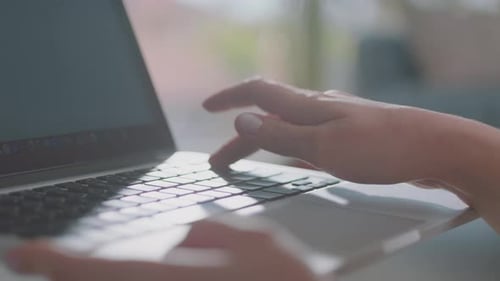 Frau macht freiberufliche Arbeit