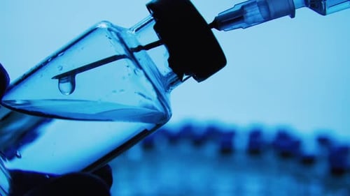 Impfstoffflaschen und Spritzeninjektion. Glasfläschchen für Flüssigkeitsproben im Labor
.