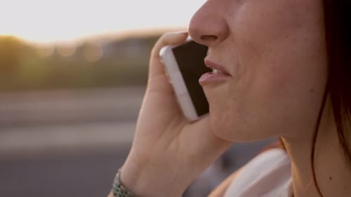 Nahaufnahme einer lächelnden Frau, die sich über das Telefon unterhält