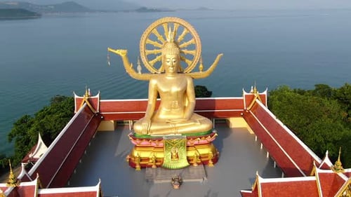 Monument emblématique de la Thaïlande. Vue aérienne du grand temple doré de Bouddha