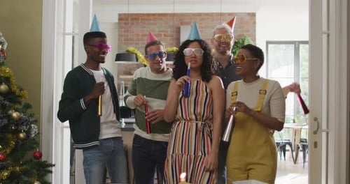 Grupo feliz de diversos amigos em chapéus de festa comemorando juntos