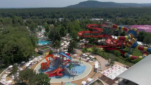 Parc aquatique entouré par la nature.