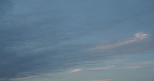 Weiße Wolken bewegen sich schnell über den Himmel