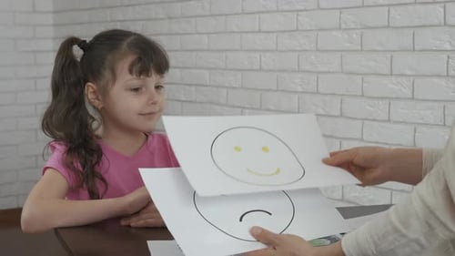Sozialarbeiterin mit Bildern.