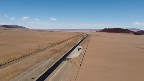 Autopista moderna a través del desierto de Namib, los coches están estacionados, toma aérea