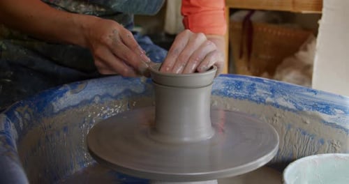Jeune potière travaillant dans son atelier