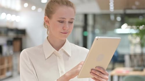 Jeune femme d'affaires utilisant une tablette