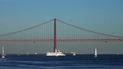 Vue du pont du 25 avril et du yacht sur la rivière