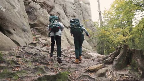 Menino ajuda garota a intensificar