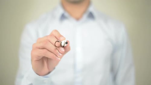 Kundenumfrage, Geschäftsmann schreibt auf transparentem Bildschirm