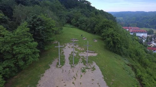 Vista aérea de tres cruces en la montaña