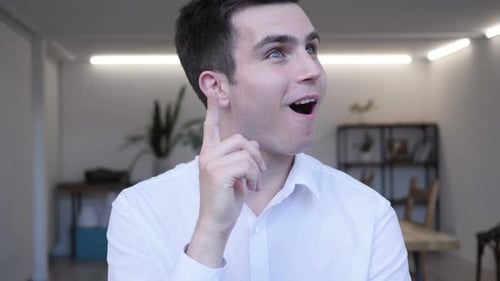 Portrait d'homme d'affaires pensant au bureau