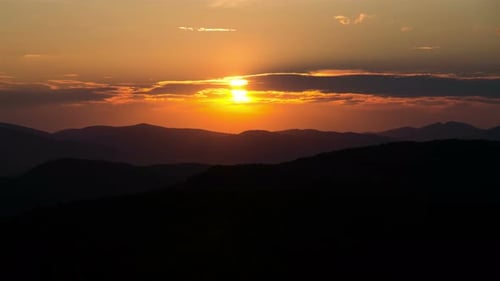 Belles couleurs du lever du soleil sur le paysage