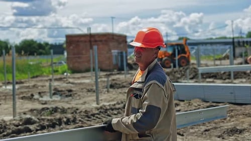 Arbeiter bei der Installation von Stahlrahmen.