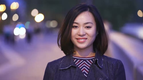 sorrindo bonito mulher asiática na cidade à noite, retrato