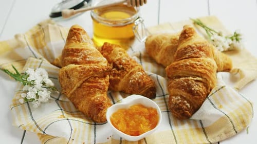Condiments et croissants couchés sur une serviette