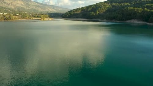 Coucher de soleil sur la rivière dans les montagnes filmé sur un Drone