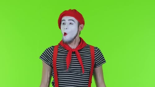 Mime Man habille un masque sur un fond vert