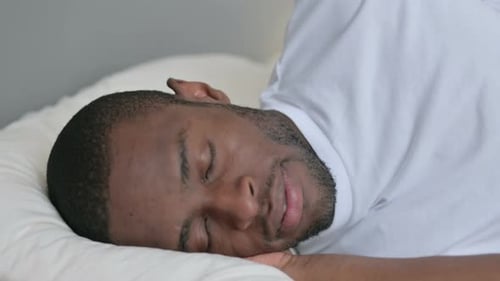 Joven africano yendo a la cama, durmiendo