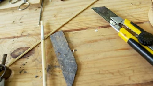 Verschiedene Werkzeuge auf Holztisch 4k
