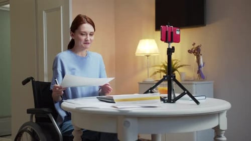 Eine behinderte Frau zeigt Diagramme am Telefon