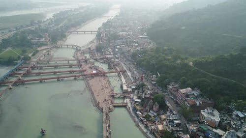 La ville de Haridwar, État de l'Uttarakhand en Inde, vue du ciel