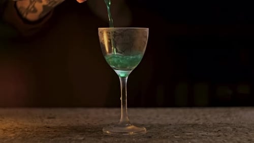 Weinglas mit grünem Cocktail