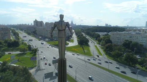 Vista aérea del monumento a Yuri Gagarin en la plaza Gagarin en Moscú