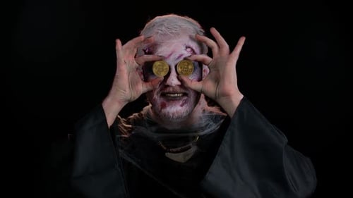 Un homme effrayant aux cicatrices sanglantes fait face à un zombie d'Halloween montrant des bitcoins dorés minant la technologie future