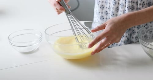 schlanke Frauenhände arbeiten an der Zubereitung von Pfannkuchen