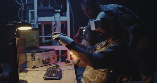 Soldaten mit VR-Headsets und Handschuhen